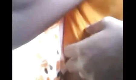 Jovem morena fica nua e mostra sua buceta não raspada xnxx adulto na câmara