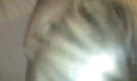 Jovem puta se masturbando sua buceta xxxvideosadultos e mijando bem na frente da câmera