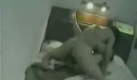 Estrito amante Amarrado a um jovem sites de videos adultos escravo, braços e pernas e dedos de seu l. com um vibrador