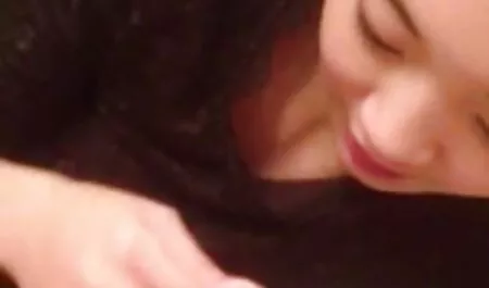 Jovem, Bunda, modelo pornô sinceramente fode com seu amante na cama videos adultos on line e cums