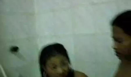 Um cachorro que não se importa de chupar os paus videos adultos massagem de ambos os homens e tirar a buceta deles