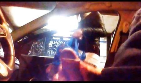 Loira madura peituda masturba o falo de um cara com as mãos e xvideo para adultos deixa sua buceta acariciar