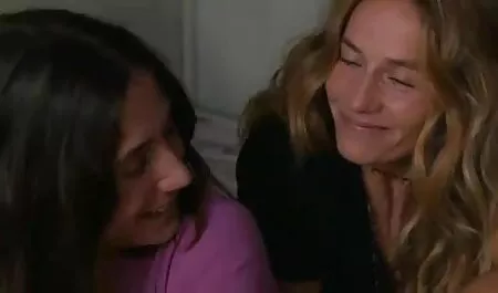 Sensual lésbicas massagem e porra com dildos apaixonadamente vídeos adultos pornô