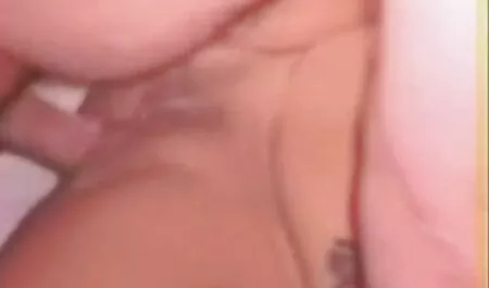 Uma jovem encontra-se em x videos adultos gratis um trio final com um par de estrelas pornô maduras