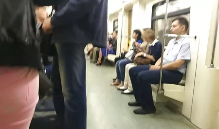 Meninas japonês chique mostra seu vídeo pornô para adulto L no banco de trás de um carro e inserir um vibrador nele