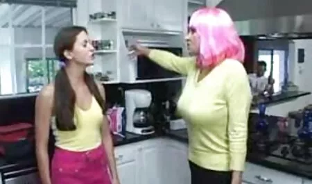 Uma namorada concordou em chupar um x video adulto cara e masturbar seu pau com ela no jardim