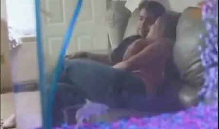 Jovem bêbado cadela permite que seu namorado assistir videos adultos gratis apresentá-la ao Pau impressão dele