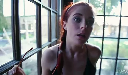 Uma loira madura sentada porno grafia para adultos gratis em um banco de rua e dando seu Boquete
