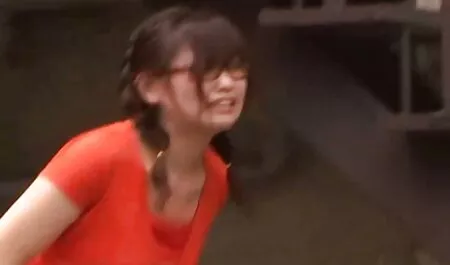 Jovem loira em depravado Calcinha encantos de um homem video adulto anal para o sexo duro no sofá