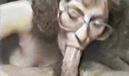 Uma jovem vídeos adultos grátis adora uma boa foda com um homem na cama