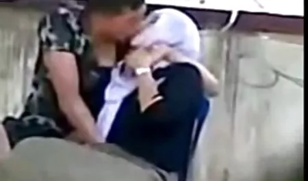 Jovem bonita morena services uma filmes e videos adultos maduro pessoa em a sofá