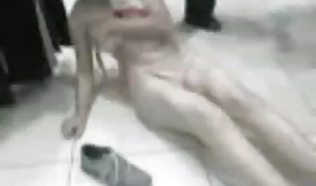 Jovem modelo pornô fica fodido rígido por falo preto vídeos para adultos sexo no sofá