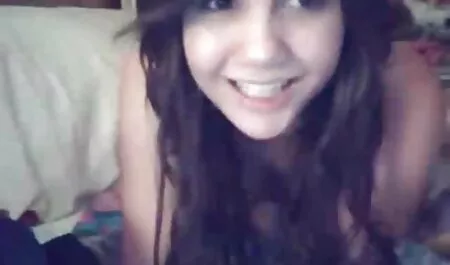 Rua emo menina adora chupar um videos adultos sexo oral pau, acariciando seu l. antes de foder na câmera
